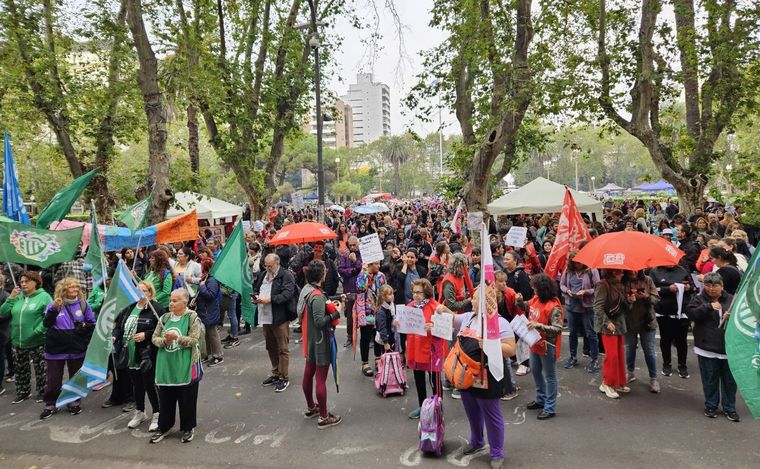 FOTO: Amsafe y gremios docentes marchan en Rosario.