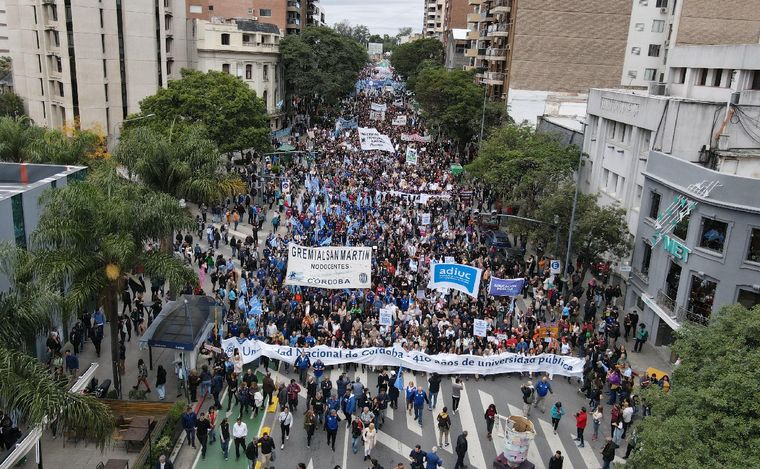 FOTO: Marcha en defensa de las universidades en Córdoba. (Foto: Daniel Cáceres/Cadena 3)