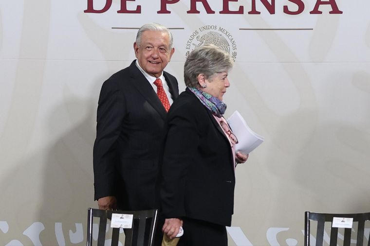 López Obrador, presidente de México, y la Canciller Bárcea. (Foto: @aliciabarcena)