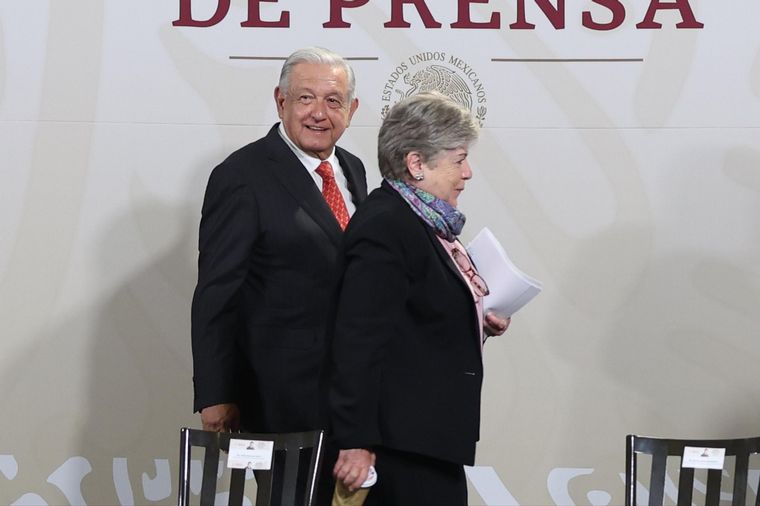 FOTO: López Obrador, presidente de México, y la Canciller Bárcea. (Foto: @aliciabarcena)