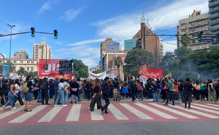Caos de tránsito por la marcha universitaria en Córdoba. (Celeste Benecchi/Cadena 3)