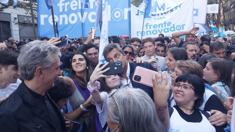 FOTO: Masiva movilización en Buenos Aires en defensa de las universidades públicas.