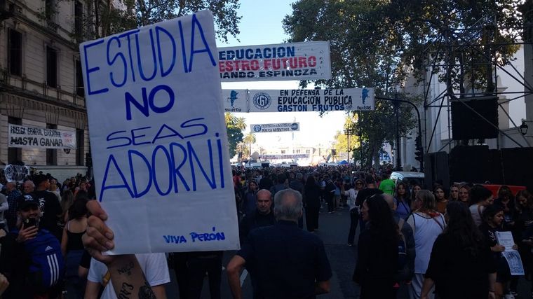 FOTO: Masiva movilización en Buenos Aires en defensa de las universidades públicas.