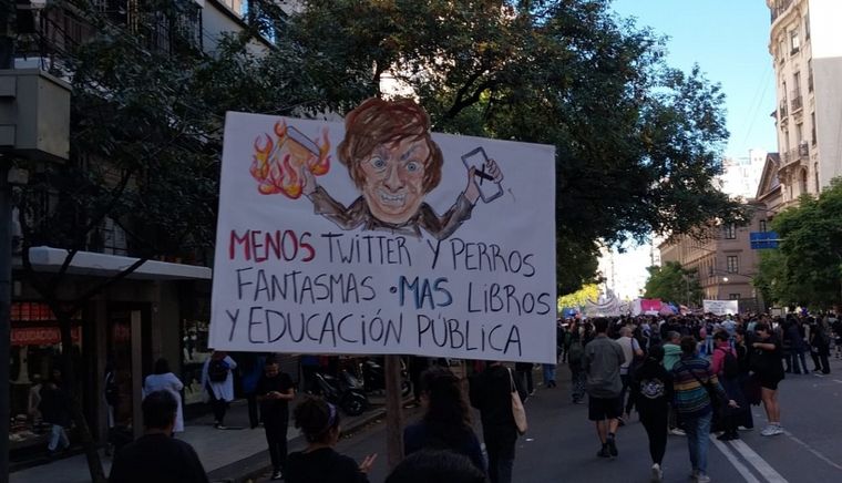 FOTO: Masiva movilización en Buenos Aires en defensa de las universidades públicas.