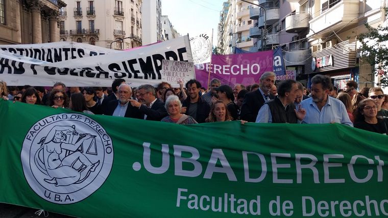 Masiva movilización en Buenos Aires en defensa de las universidades públicas.