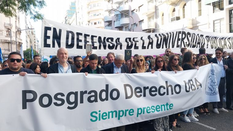 Masiva movilización en Buenos Aires en defensa de las universidades públicas.
