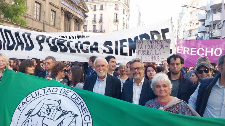 Masiva movilización en Buenos Aires en defensa de las universidades públicas.