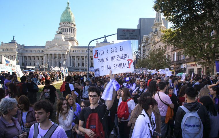 FOTO: La marcha masiva en defensa de las universidades públicas llega a Plaza de Mayo