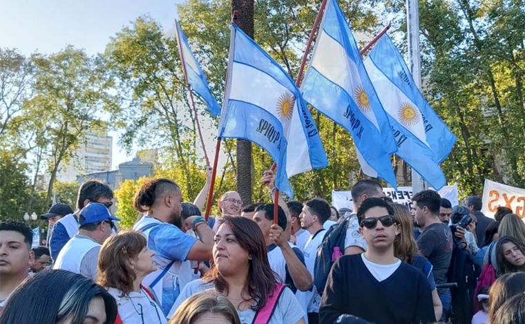 Rosario ya marcha por la educación pública y contra el recorte presupuestario..