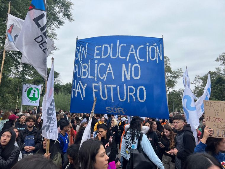 FOTO: Se movilizaron contra el recorte de presupuestario en las universidades en Córdoba.