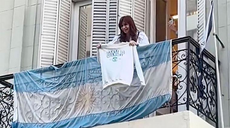 FOTO: Marcha universitaria: Cristina Kirchner salió al balcón y mostró un buzo
