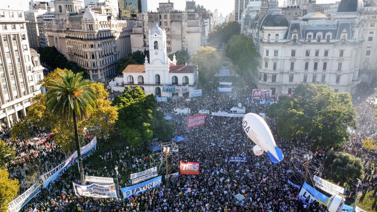 Una multitud se congregó en la Plaza de Mayo para pedir por las universidades. 