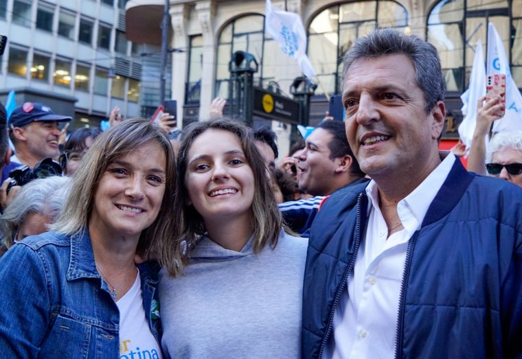 Sergio Massa, Malena Galmarini y Milagros, hija de ambos, en la marcha universitaria.