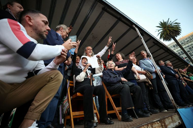 La referente de Madres, Taty Almeyda, y el Nobel de la Paz, Adolfo Pérez Esquivel. 