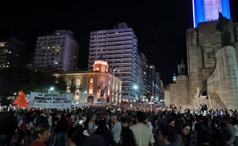 Masiva protesta en Rosario por la universidad pública y contra el ajuste. 