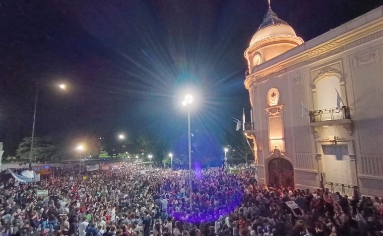 Masiva protesta en Rosario por la universidad pública y contra el ajuste. 