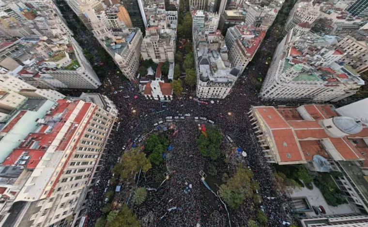 Marcha en Buenos Aires en defensa de las universidades públicas argentinas.