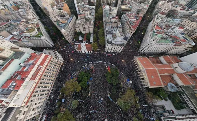 FOTO: Marcha en Buenos Aires en defensa de las universidades públicas argentinas.