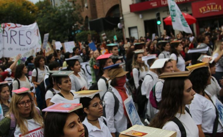 Marcha en Córdoba en defensa de las universidades públicas argentinas.