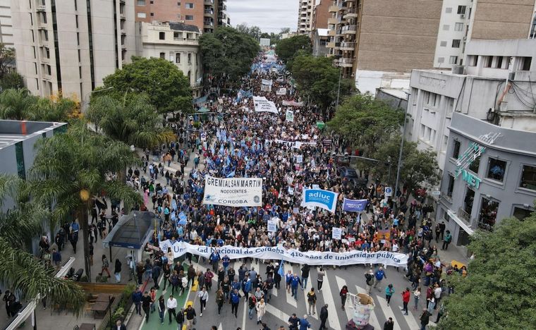 FOTO: Marcha en defensa de las universidades públicas argentinas.