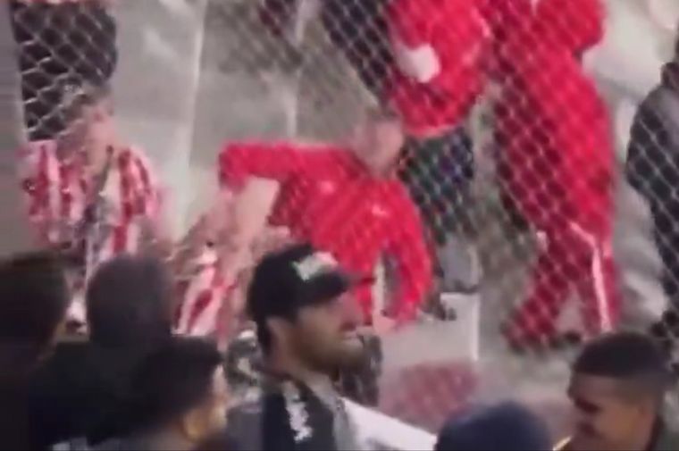 Captura del momento en que un hincha hace gestos de "Mono" a la tribuna visitante