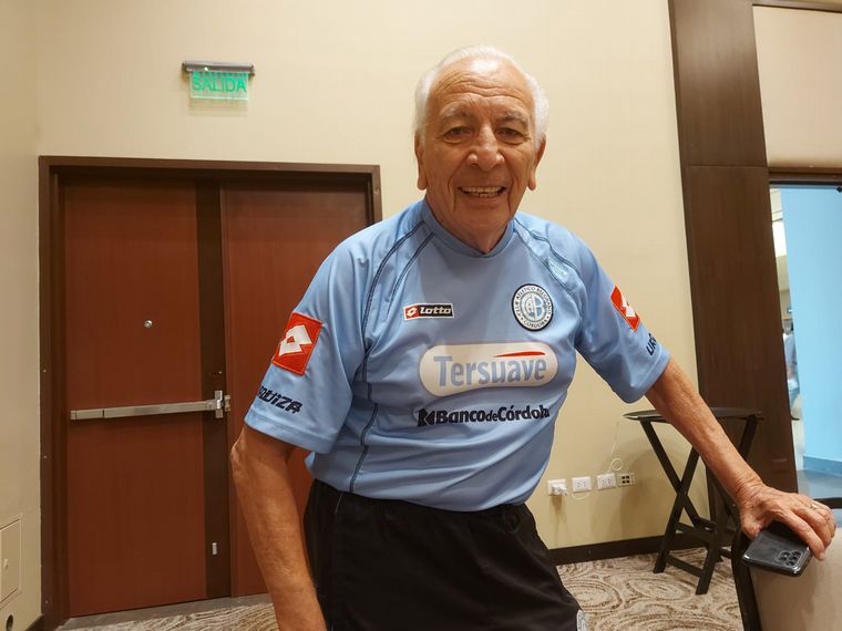 FOTO: Tiene 86 años y viajó por primera vez a alentar a Belgrano al exterior