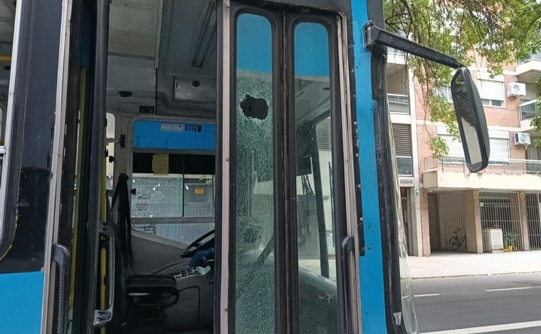 FOTO: Un hombre atacó a piedrazos a un colectivo en Rosario por no poder subir.