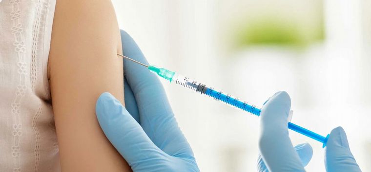 FOTO: Ordenan la vacunación compulsiva de una niña que tiene padres antivacunas