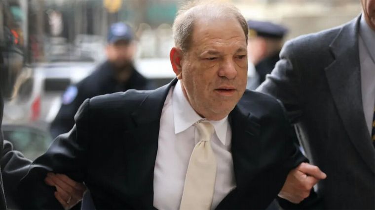 FOTO: Después de una durísima condena es posible que Harvey Weinstein tenga nuevo juicio.