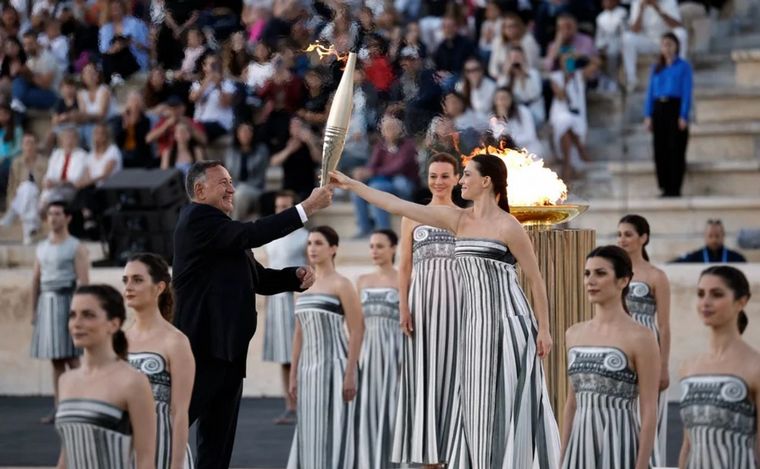 FOTO: La entrega de la antorcha al presidente del Comité Olímpico Helénico. (Foto:Reuters) 