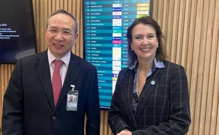 Mondino viaja a China para bajar la tensión política y negociar los swap