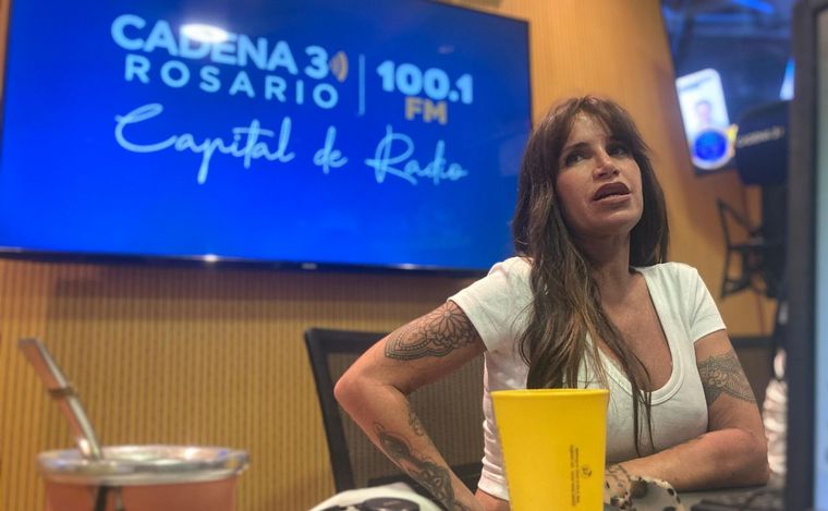 FOTO: Florencia Peña pasó por Cadena 3 Rosario en medio de las funciones de Mamma Mia!