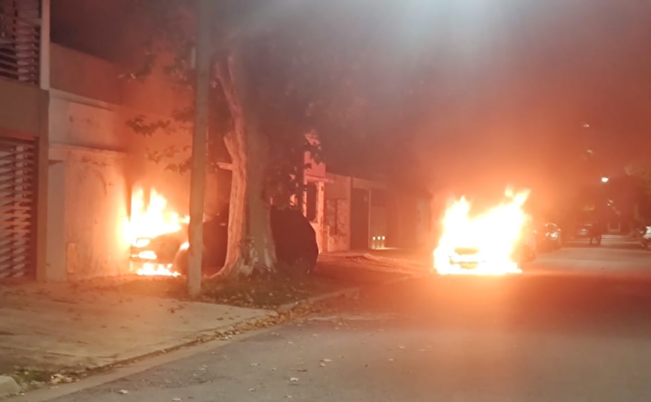 Quemaron vehículos en la madrugada y dejaron otra nota con amenaza.
