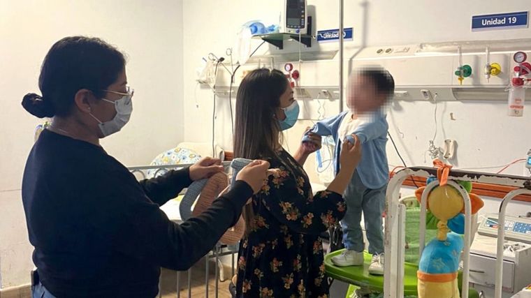 FOTO: Una enfermera adoptó a un niño que cuidaba en el hospital donde lo abandonaron
