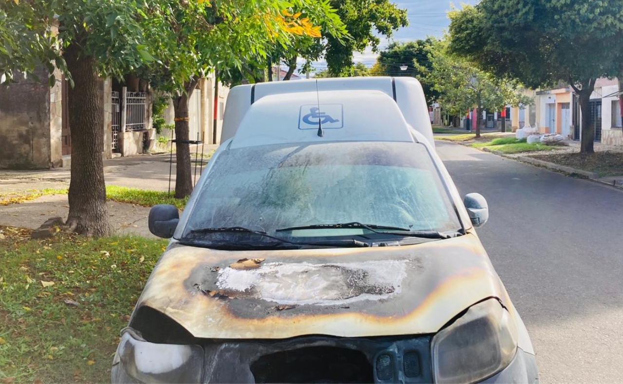 FOTO: Rosario: Quemaron vehículos en la madrugada y dejaron otra nota con amenaza.