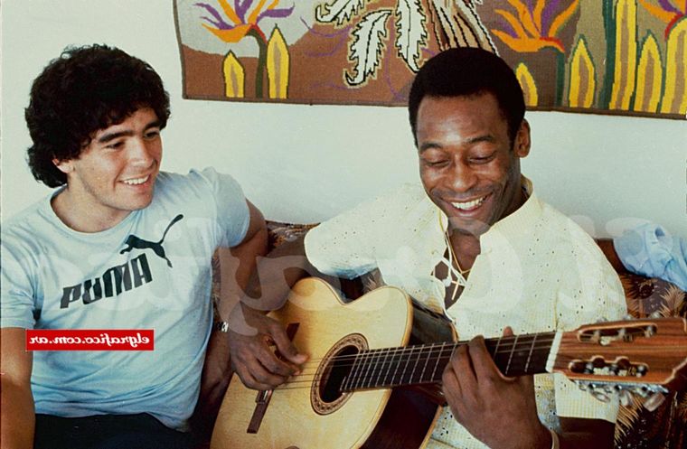 Pelé tocando la guitarra junto con Diego. (Foto: El Gráfico)