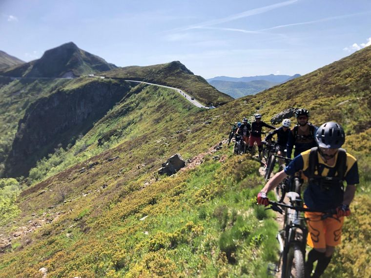 FOTO: Guía de excursiones en bicicleta por los Alpes y formador de futuros guías