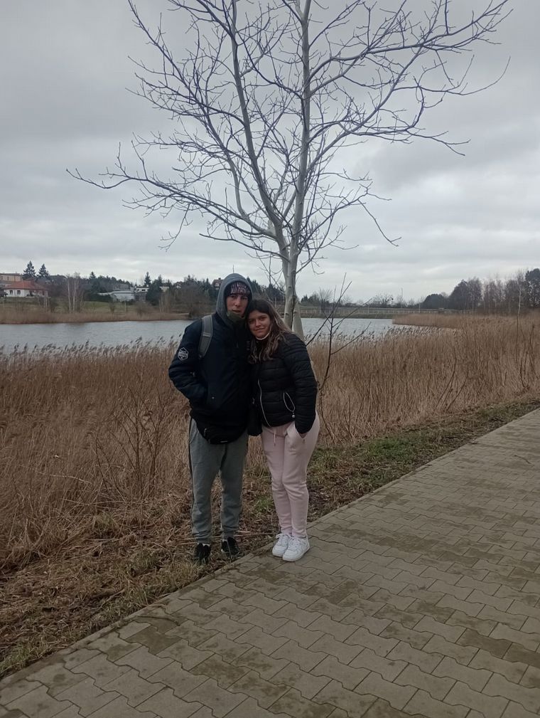 FOTO: La desilusión de una pareja argentina que buscaba un futuro en Polonia y volvió 