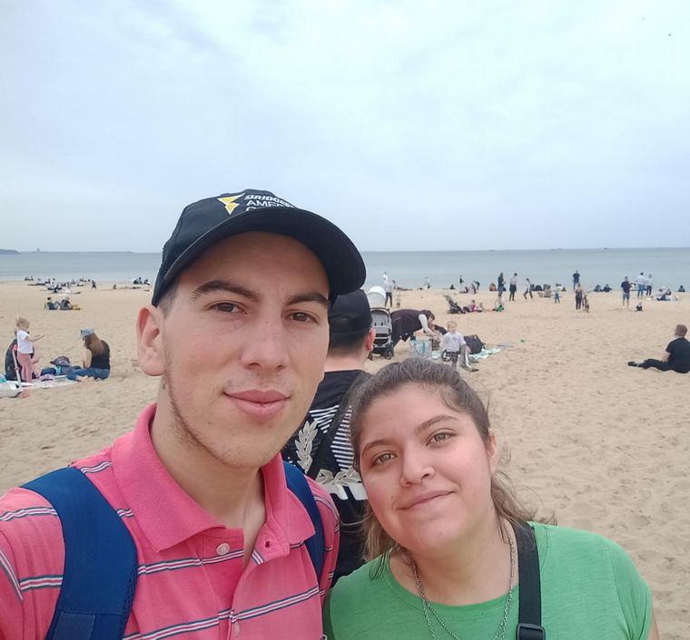 FOTO: La desilusión de una pareja argentina que buscaba un futuro en Polonia y volvió 