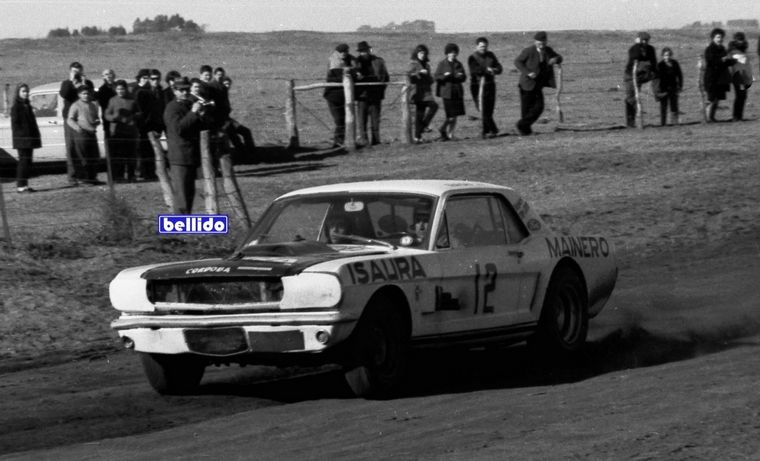 FOTO: Oscar Cabalén con Ford Mustang ganando en La Pampa 1967