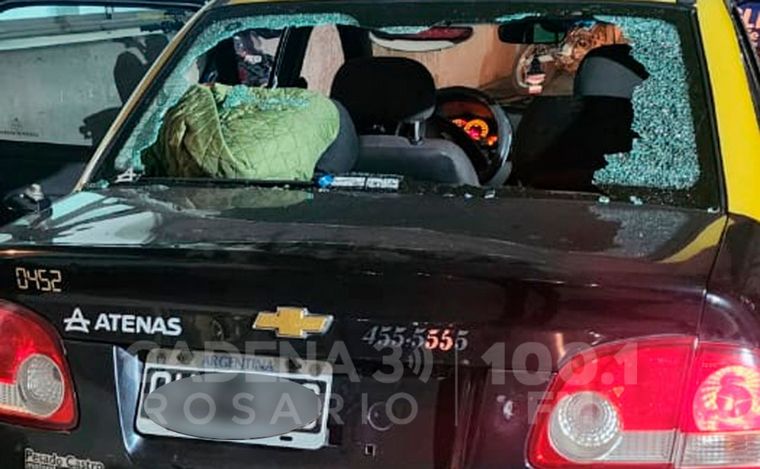 El taxi en el que viajaban las víctimas.