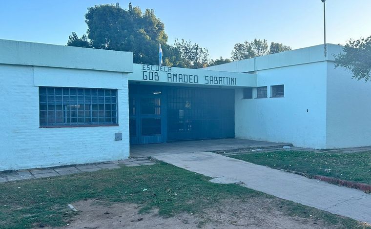 La escuela Amadeo Sabattini, donde ocurrió el robo. (Foto: Lucía González/Cadena 3)