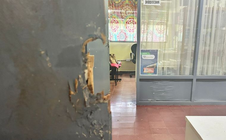 FOTO: La escuela Amadeo Sabattini, donde ocurrió el robo. (Foto: Lucía González/Cadena 3)