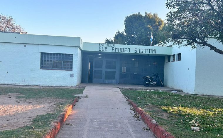 FOTO: La escuela Amadeo Sabattini, donde ocurrió el robo. (Foto: Lucía González/Cadena 3)