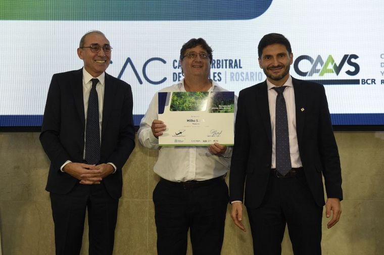 Simioni y Pullaro distinguieron al productor del primer lote, Ricardo Tedesco