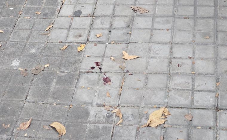 FOTO: Sangre en la vereda: la postal del día después del ataque al taxi.