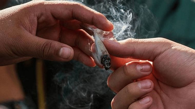 Adicciones: cada vez más chicos llevan drogas a la escuela