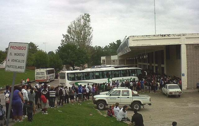 Los colectivos parten completos desde Alta Gracia hacia Córdoba.
