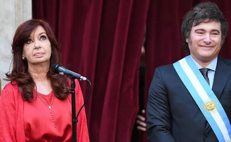 FOTO: Cristina Kirchner y Javier Milei en el traspaso de mando presidencial.