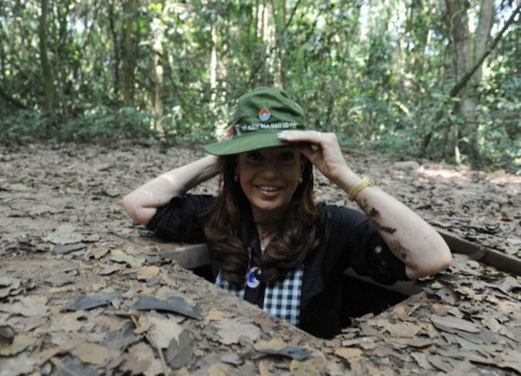 Cristina, en un túnel en Vietnam.